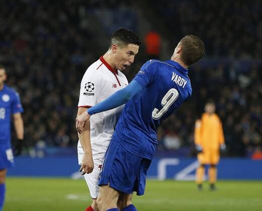 Bilder des Tages - SPORT Samir Nasri of Sevilla headbutts Jamie Vardy of Leicester City and is sent off during the UEFA Champions League Round of 16 - 2nd Leg match at the King Power Stadium, Leicester. Picture date: March 14th 2017. Pic credit should read: Simon Bellis Sportimage EDITORIAL USE ONLY. No use with unauthorised audio, video, data, fixture lists, club league logos or live services. Online in-match use limited to 120 images, no video emulation. No use in betting, games or single club league player publications.