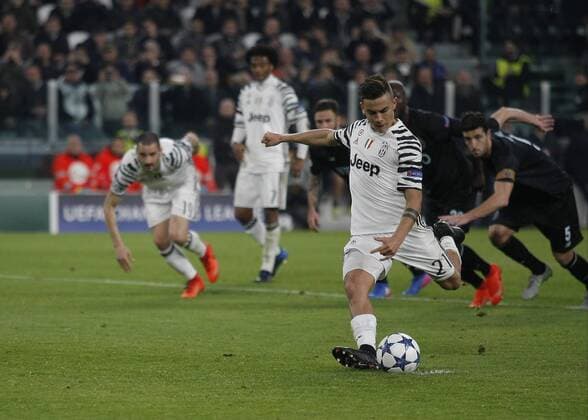 Fußball, CL, Juventus Turin - FC Porto March 14, 2017 - Turin, Italy - Paulo Dybala of Juventus scores a penalty to make the score 1-0 during the UEFA Champions League Round of 16 second leg match between Juventus and FC Porto at Juventus Stadium on March 14, 2017 in Turin, Italy. Juventus v FC Porto - UEFA Champions League Round of 16: Second Leg  - ZUMAn230 20170314_zaa_n230_168 Copyright: xLorisxRosellix