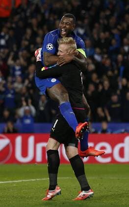 Bilder des Tages - SPORT Fußball, CL, Leicester City - FC Sevilla Wes Morgan of Leicester City celebrates with Kasper Schmeichel of Leicester City after he saved a penalty during the UEFA Champions League Round of 16 - 2nd Leg match at the King Power Stadium, Leicester. Picture date: March 14th 2017. Pic credit should read: Simon Bellis Sportimage EDITORIAL USE ONLY. No use with unauthorised audio, video, data, fixture lists, club league logos or live services. Online in-match use limited to 120 images, no video emulation. No use in betting, games or single club league player publications.