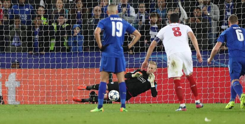 Fußball, CL, Leicester City - FC Sevilla Football - 2016 2017 UEFA Champions League - Round of Sixteen, Second Leg: Leicester City 1 vs. Sevilla 2 Kasper Schmeichel of Leicester City saves a penalty during the match at the King Power Stadium. 