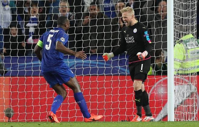 Fußball, CL, Leicester City - FC Sevilla Football - 2016 2017 UEFA Champions League - Round of Sixteen, Second Leg: Leicester City 1 vs. Sevilla 2 Kasper Schmeichel of Leicester City saves a penalty during the match at the King Power Stadium. 