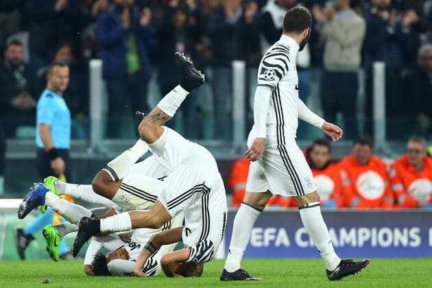 Fußball, CL, Juventus Turin - FC Porto March 14, 2017 - Turin, Italy - Dani Alves, Juan Cuadrado and Paulo Dybala of Juventus special celebration after the penalty of 1-0 during the UEFA Champions League Round of 16 second leg match between Juventus and FC Porto at Juventus Stadium on March 14, 2017 in Turin, Italy. Juventus v FC Porto - UEFA Champions League Round of 16: Second Leg  - ZUMAn230 20170314_zaa_n230_194 Copyright: xMatteoxCiambellix