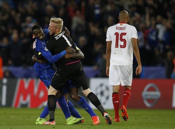 Fußball, CL, Leicester City - FC Sevilla Wilfred Ndidi and Wes Marogan celebrate the win with Kasper Schmeichel of Leicester City as Steven NÕZonzi of Sevilla walks off dejected during the UEFA Champions League Round of 16 - 2nd Leg match at the King Power Stadium, Leicester. Picture date: March 14th 2017. Pic credit should read: Simon Bellis Sportimage EDITORIAL USE ONLY. No use with unauthorised audio, video, data, fixture lists, club league logos or live services. Online in-match use limited to 120 images, no video emulation. No use in betting, games or single club league player publications.
