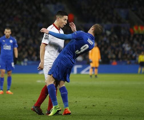 Bilder des Tages - SPORT Fußball, CL, Leicester City - FC Sevilla Samir Nasri of Sevilla headbutts Jamie Vardy of Leicester City and is sent off during the UEFA Champions League Round of 16 - 2nd Leg match at the King Power Stadium, Leicester. Picture date: March 14th 2017. Pic credit should read: Simon Bellis Sportimage EDITORIAL USE ONLY. No use with unauthorised audio, video, data, fixture lists, club league logos or live services. Online in-match use limited to 120 images, no video emulation. No use in betting, games or single club league player publications.