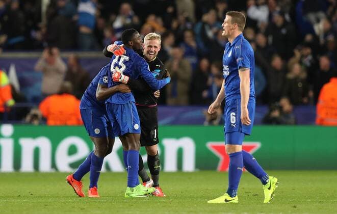 Fußball, CL, Leicester City - FC Sevilla Football - 2016 2017 UEFA Champions League - Round of Sixteen, Second Leg: Leicester City 1 vs. Sevilla 2 Kasper Schmeichel and Wilfred Ndidi of Leicester City celebrate after the match at the King Power Stadium. 