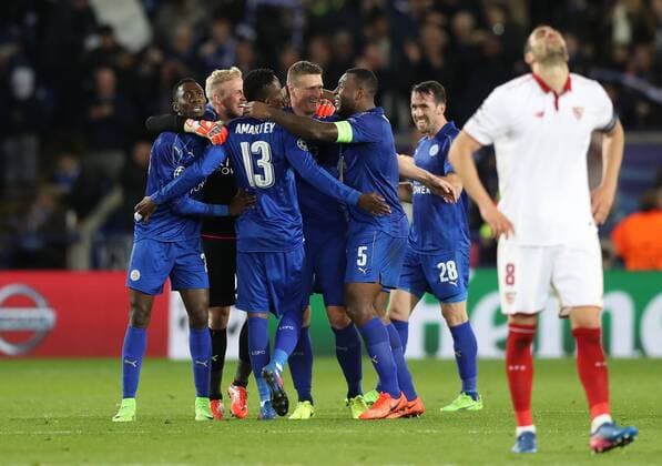 Fußball, CL, Leicester City - FC Sevilla Football - 2016 2017 UEFA Champions League - Round of Sixteen, Second Leg: Leicester City 1 vs. Sevilla 2 Leicester City celebrate after the match at the King Power Stadium. 