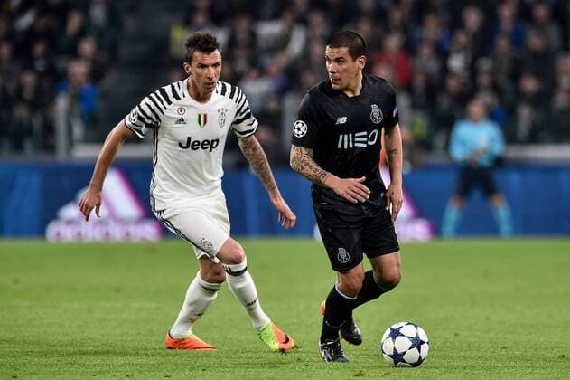 March 14, 2017 - Turin, Italy - Porto s Uruguayan defender Maxi Pereira is challenged by Mario Mandzukic forward of Juventus FC during the UEFA Champions League Round of 16 2st leg soccer match between Juventus FC and FC Porto, at Juventus Stadium in Torino on March 14, 2017. Juventus v FC Porto - UEFA Champions League Round of 16: Second Leg  - ZUMAn230 20170314_zaa_n230_253 Copyright: xDpix