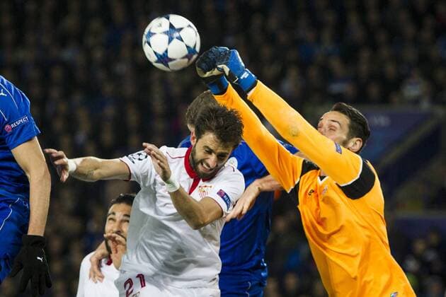 March 14th 2017, King Power Stadium, Leicester, England; UEFA Champions League Football 2nd Leg, Leicester City versus Seville; Sergio Rico of Sevilla punches the ball clear from a corner xGrahamxWilsonx  ActionPlus11856294