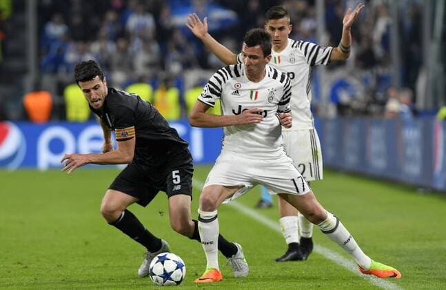 March 14th 2017, Juventus Stadium Turin, Italy; UEFA Champions league football, Juventus versus FC Porto; Ivan Marcano and Mario Mandzukic compete for the ball xPierpaoloxPiciuccox  ActionPlus11856319