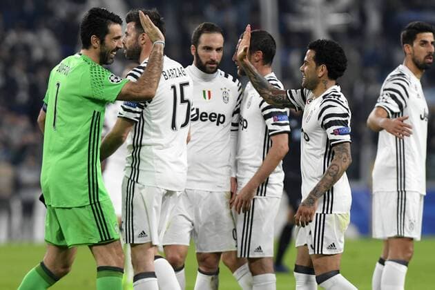 March 14th 2017, Juventus Stadium Turin, Italy; UEFA Champions league football, Juventus versus FC Porto; Juventus players celebrate their victory at the end of the match xPierpaoloxPiciuccox  ActionPlus11856326