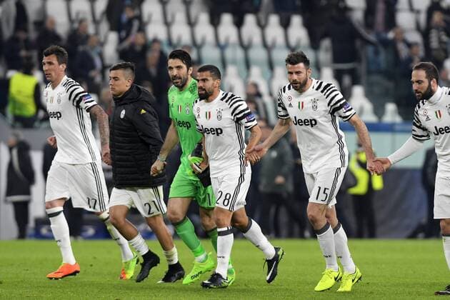 March 14th 2017, Juventus Stadium Turin, Italy; UEFA Champions league football, Juventus versus FC Porto; Juventus players celebrate their victory at the end of the match xPierpaoloxPiciuccox  ActionPlus11856328