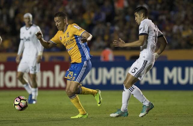 Tigres player Jesús Duenas (L) in action against Matias Laba (R) of Vancouver Whitecaps FC during their soccer match between Tigres of Mexico and Vancouver Whitecaps FC of Canada, of the Concacaf Champions League, held at the Universitario stadium in Monterrey, Mexico, on 14 March 2017. TIGRES VS VANCOUVER WHITECAPS FC !ACHTUNG: NUR REDAKTIONELLE NUTZUNG!  Copyright: xMiguelxSierrax MEX56 20170315-636251477032168103