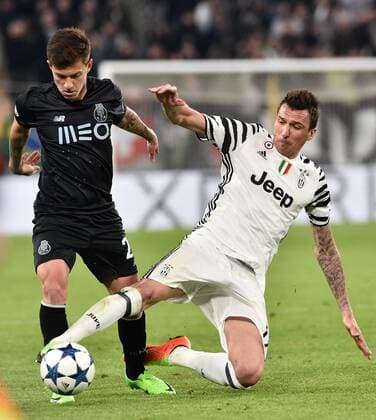 Mario Mand?uki? of Juventus challenges AndrŽ AndrŽ of Porto during the UEFA Champions League Round of 16 game 2 match between Juventus and Porto at the Juventus Stadium, Turin, Italy on 14 March 2017. Copyright: xGiuseppexMaffiax 14610021
