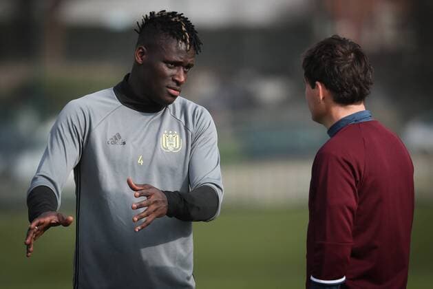 Anderlecht s Kara Mbodji and Anderlecht s head coach Rene Weiler pictured during a training session of Belgian soccer team RSC Anderlecht in Anderlecht, Wednesday 15 March 2017. Tomorrow Anderlecht is playing a return 1 8 final game of the Europa League competition against Cyprus team Apoel Nicosie. First leg in Nicosie ended on a 0-1 result. VIRGINIExLEFOUR  x05064912x