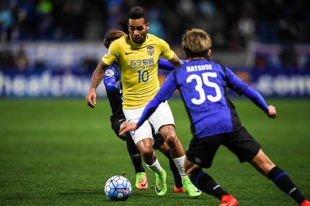 Alex Teixeira of China s Jiangsu Suning, left, challenges Ryo Hatsuse of Japan s Gamba Osaka in their Group H match during the AFC Champions League 2017 in Osaka, Japan, 15 March 2017. Jiangsu Suning competes against Gamba Osaka at AFC group match  20170315_83109