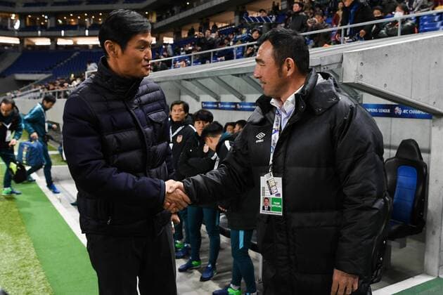 Head coach Choi Yong-soo of China s Jiangsu Suning shakes hands with Kenta Hasegawa of Japan s Gamba Osaka in their Group H match during the AFC Champions League 2017 in Osaka, Japan, 15 March 2017. Jiangsu Suning competes against Gamba Osaka at AFC group match  20170315_31958