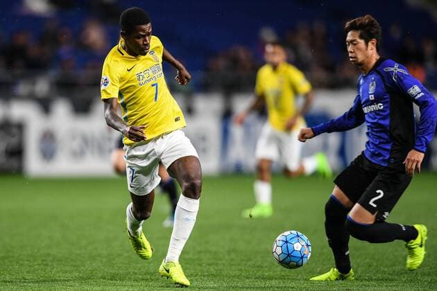Ramires of China s Jiangsu Suning, left, challenges Genta Miura of Japan s Gamba Osaka in their Group H match during the AFC Champions League 2017 in Osaka, Japan, 15 March 2017. Jiangsu Suning competes against Gamba Osaka at AFC group match  20170315_62483