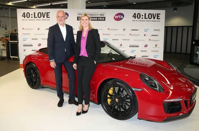 Porsche Tennis Grand Prix 2017 Pressekonferenz Deutschland, Stuttgart, 15.03.2017, Tennis, Porsche Tennis Grand Prix 2017, Pressekonferenz: Markus Günthardt (Turnierdirektor) und Anke Huber vor dem Siegerauto Porsche 911 Carrera GTS.