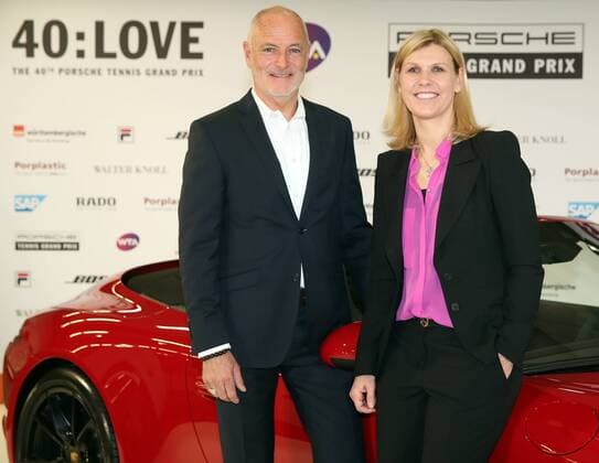 Porsche Tennis Grand Prix 2017 Pressekonferenz Deutschland, Stuttgart, 15.03.2017, Tennis, Porsche Tennis Grand Prix 2017, Pressekonferenz: Markus Günthardt (Turnierdirektor) und Anke Huber vor dem Siegerauto Porsche 911 Carrera GTS.