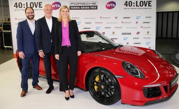 Stuttgart Tennis 40. Porsche Tennis Grand Prix Pressekonferenz, v.l. Dr. Josef Arweck (Leiter Öffentlichkeitsarbeit Porsche), Turnierdirektor Markus Markus Günthardt und Anke Huber (Sportliche Leiterin) mit dem roten Gewinnerfahrzeug 911 Carrera GTS Cabriolet