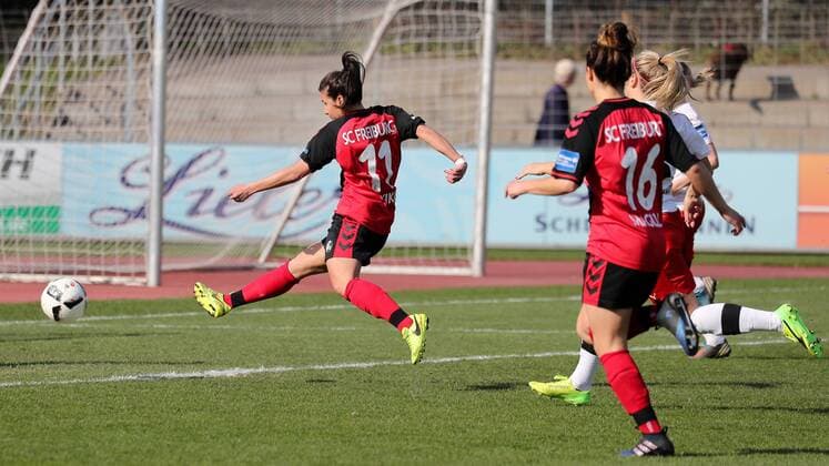 Hasret Kayikci (Freiburg, 11) erzielt das Tor zum 1:0, Treffer, Torerfolg, Fussball, DFB-Pokal der Frauen, Viertelfinale, SC Freiburg - 1. FFC Frankfurt, xozx