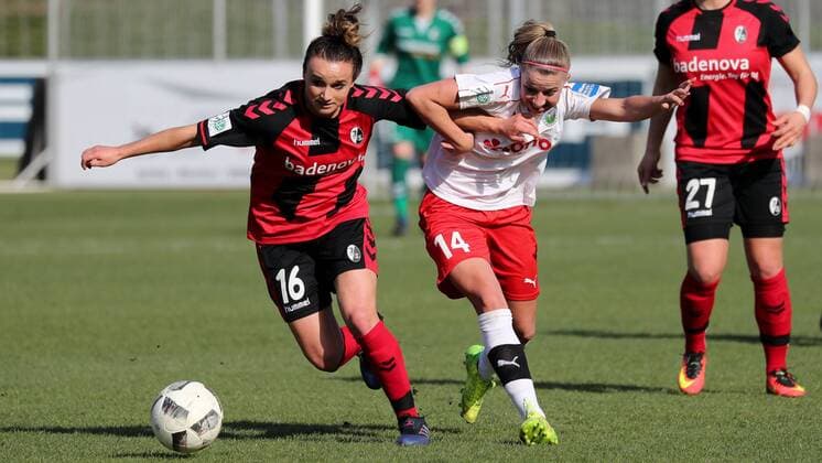 v.li.: Lina Maria Magull (Freiburg, 16), Jackie Groenen (Frankfurt, 14), Zweikampf, Duell, duel, tackle, tackling, Dynamik, Action, Aktion, Fussball, DFB-Pokal der Frauen, Viertelfinale, SC Freiburg - 1. FFC Frankfurt, xozx