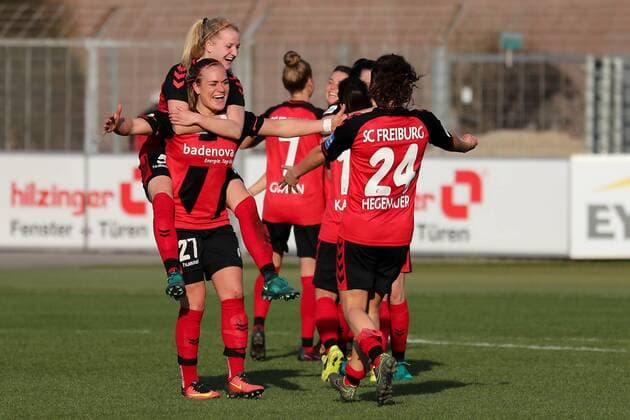 v.li.: Kim Fellhauer (Freiburg, 5), Clara Schöne (Clara Schoene, Freiburg, 27), Anja Maike Hegenauer (Freiburg, 24), feiern den Sieg, Jubel nach dem Schlusspfiff, Sieger, Gewinner, Jubel, Freude, optimistisch, Action, Aktion, Fussball, DFB-Pokal der Frauen, Viertelfinale, SC Freiburg - 1. FFC Frankfurt, xozx