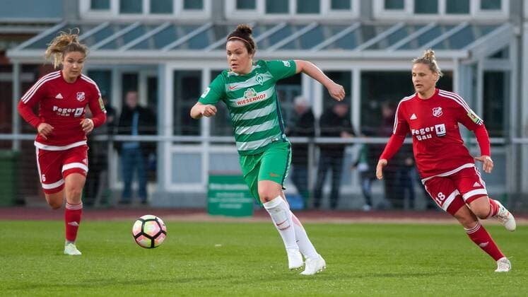 v.li.: Silvana Chojnowski (SC Sand, 6), Stephanie Goddard (SV Werder Bremen, 23) am Ball, Dominika Skorvankova (SC Sand, 18), Fussball, DFB-Pokal der Frauen, SV Werder Bremen - SC Sand, xobx