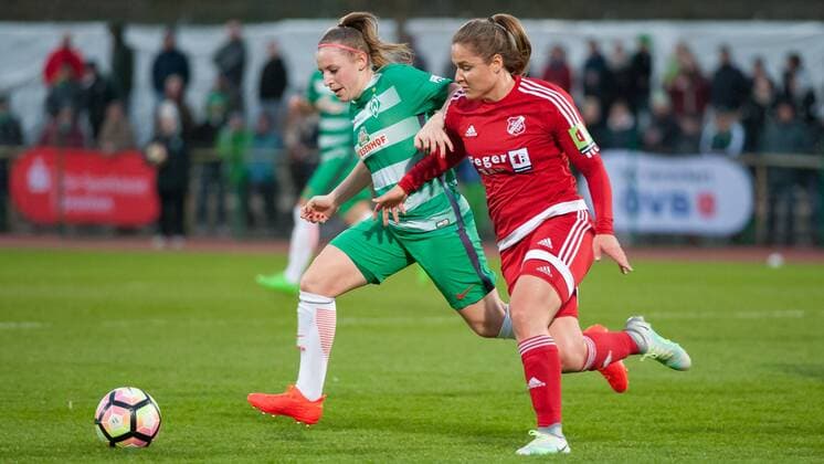 v.li.: Cindy König (Konig, Koenig, SV Werder Bremen, 11) im Zweikampf mit Silvana Chojnowski (SC Sand, 6), Fussball, DFB-Pokal der Frauen, SV Werder Bremen - SC Sand, xobx