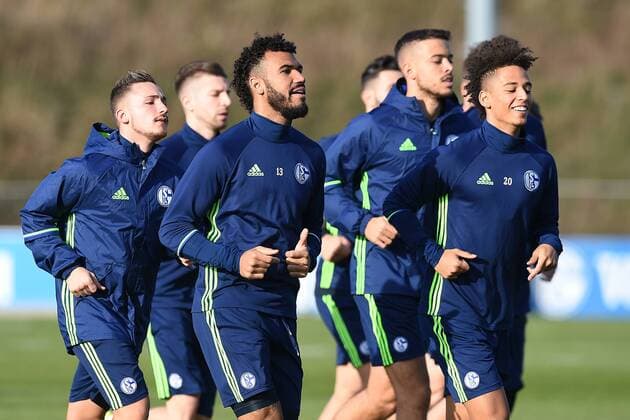 Fußball UEFA Europa League Abschlusstraining FC Schalke 04 am 15.03.2017 auf dem Trainingsgelände an der Veltins Arena in Gelsenkirchen Eric Maxim Choupo-Moting ( Schalke ), links - Thilo Kehrer ( Schalke ), rechts xRx