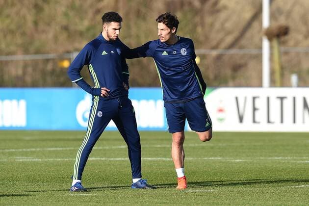 Fußball UEFA Europa League Abschlusstraining FC Schalke 04 am 15.03.2017 auf dem Trainingsgelände an der Veltins Arena in Gelsenkirchen Nabil Bentaleb ( Schalke ), links - Benjamin Stambouli ( Schalke ), rechts xRx