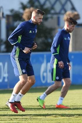 Fußball UEFA Europa League Abschlusstraining FC Schalke 04 am 15.03.2017 auf dem Trainingsgelände an der Veltins Arena in Gelsenkirchen Guido Burgstaller ( Schalke ), vorne - Klaas-Jan Huntelaar ( Schalke ), hinten xRx