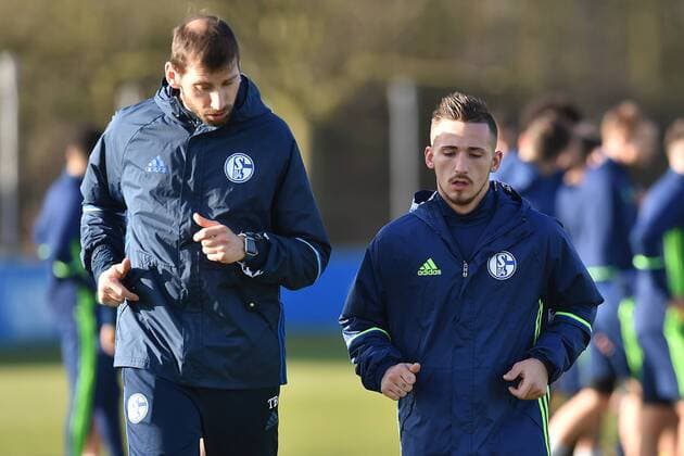 Fußball UEFA Europa League Abschlusstraining FC Schalke 04 am 15.03.2017 auf dem Trainingsgelände an der Veltins Arena in Gelsenkirchen Donis Avdijaj ( Schalke ), rechts - beim Lauftraining xRx