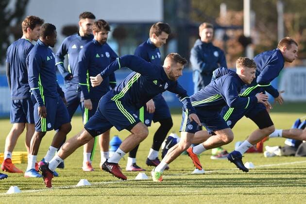 Fußball UEFA Europa League Abschlusstraining FC Schalke 04 am 15.03.2017 auf dem Trainingsgelände an der Veltins Arena in Gelsenkirchen Guido Burgstaller ( Schalke ), vorne xRx