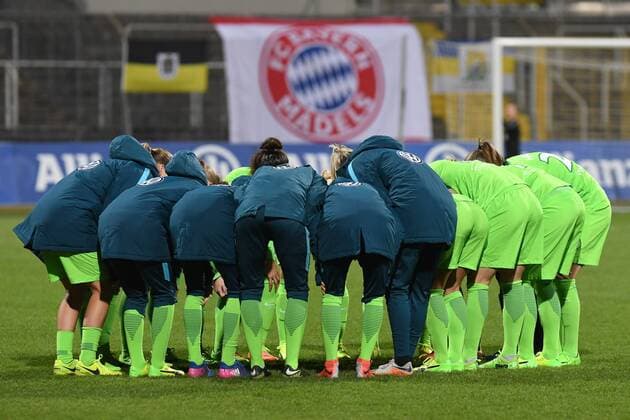 Wolfsburger Spielerinnen schwören sich mit einem Mannschaftskreis, Teamkreis, Konzentration, Kameradschaft, Ansprache, Motivation, vor dem Anpfiff ein, Fussball, DFB-Pokal der Frauen, Viertelfinale, FC Bayern München - VfL Wolfsburg, xslx