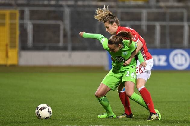 v.li.: Caroline Graham Hansen (Wolfsburg, 26) Verena Faißt (Faisst, Feisst, Feist, Faist, FC Bayern München, FCB, 22) im Zweikampf, Duell, duel, tackle, Dynamik, Action, Aktion, Fussball, DFB-Pokal der Frauen, Viertelfinale, FC Bayern München - VfL Wolfsburg, xslx