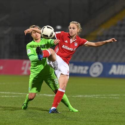 v.li.: Babett Peter (Wolfsburg, 8) Vivianne Miedema (FC Bayern München, FCB, 10) im Zweikampf, Duell, duel, tackle, Dynamik, Action, Aktion, Fussball, DFB-Pokal der Frauen, Viertelfinale, FC Bayern München - VfL Wolfsburg, xslx