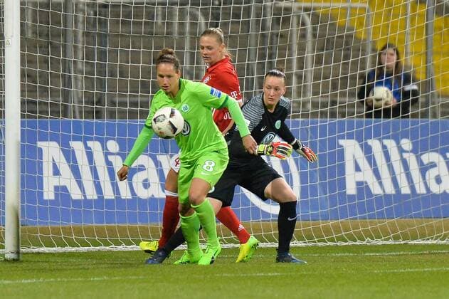 Babett Peter (VfL Wolfsburg) klärt den Ball München, , 15.03.2017, Fussball, DFB-Pokal der Frauen, FC Bayern München - VfL Wolfsburg, xKLx