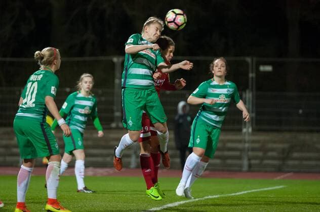 v.li.: Michelle Ulbrich (SV Werder Bremen, 5) im Kopfballduell, Kopfball, Zweikampf mit Nina Burger (SC Sand, 19), Fussball, DFB-Pokal der Frauen, SV Werder Bremen - SC Sand, xobx