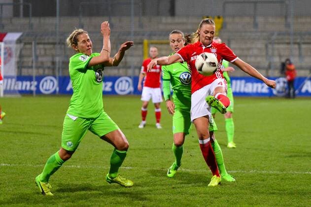 Fridolina Rolfö (FC Bayern Muenchen) gegen Anna Blässe (VfL Wolfsburg) und Caroline Graham Hansen (VfL Wolfsburg) München, , 15.03.2017, Fussball, DFB-Pokal der Frauen, FC Bayern München - VfL Wolfsburg, xKLx