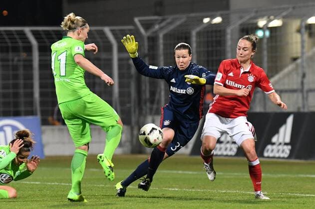 Bilder des Tages - SPORT v.li.: Alexandra Popp (Wolfsburg, 11) Tinja-Riikka Korpela (Torwart, Torfrau, FC Bayern München, FCB, 32) Gina Lewandowski (FC Bayern München, FCB, 2), Fussball, DFB-Pokal der Frauen, Viertelfinale, FC Bayern München - VfL Wolfsburg, xslx
