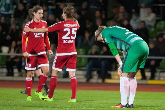 v.li.: Nina Burger (SC Sand, 19) und Verena Aschauer (SC Sand, 25) jubeln über den Sieg, Katharina Schiechtl (SV Werder Bremen, 9) enttäuscht schauend, Enttäuschung, Fussball, DFB-Pokal der Frauen, SV Werder Bremen - SC Sand, xobx