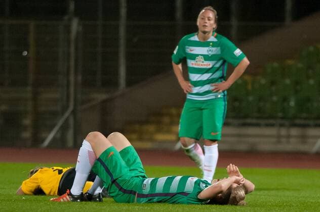 v.li.: Torhüterin Lena Pauels (SV Werder Bremen, 22) und Michelle Ulbrich (SV Werder Bremen, 5) liegen enttäuscht schauend, Enttäuschung am Boden, Fussball, DFB-Pokal der Frauen, SV Werder Bremen - SC Sand, xobx