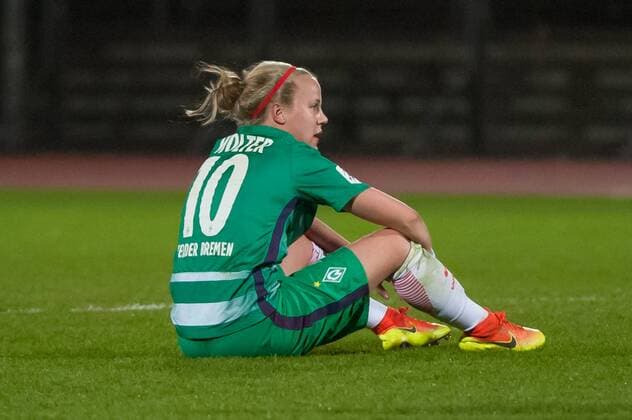 Pia-Sophie Wolter (SV Werder Bremen, 10) enttäuscht schauend, Enttäuschung, sitzt am Boden, Freisteller, Einzelbild, Aktion, Fussball, DFB-Pokal der Frauen, SV Werder Bremen - SC Sand, xobx