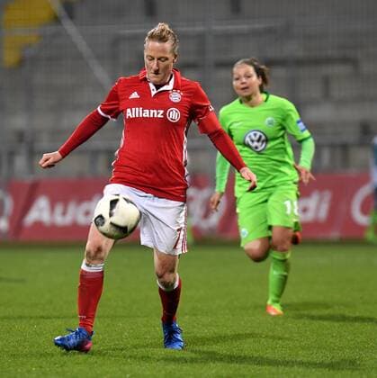 v.li.: Melanie Behringer (FC Bayern München, FCB, 7) am Ball, Fussball, DFB-Pokal der Frauen, Viertelfinale, FC Bayern München - VfL Wolfsburg, xslx