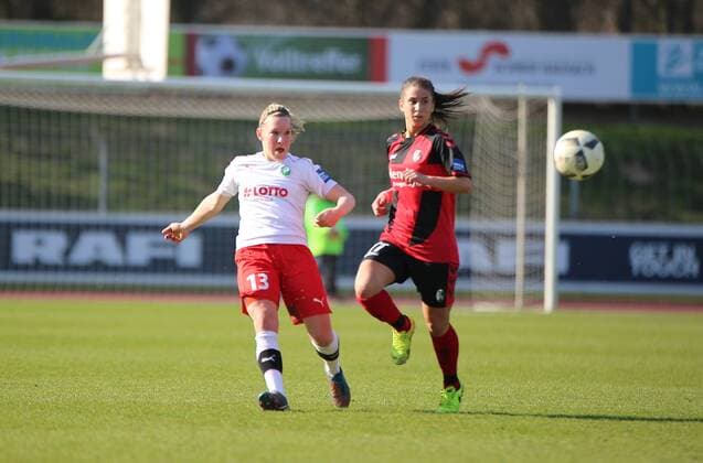 15.03.2016 xcex Deutschland, Freiburg, Frankfurt, Fussball, Frauenfussball DFB Pokal Saison 2016 2017, Viertelfinale SC Freiburg gegen 1. FFC Frankfurt Marith Prießen (Frankfurt) vor Hasret Kayikci (Freiburg) am Ball