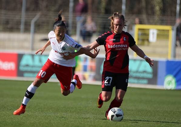15.03.2016 xcex Deutschland, Freiburg, Frankfurt, Fussball, Frauenfussball DFB Pokal Saison 2016 2017, Viertelfinale SC Freiburg gegen 1. FFC Frankfurt Yuki Nagasato (Frankfurt) gegen Clara Schöne (Freiburg)