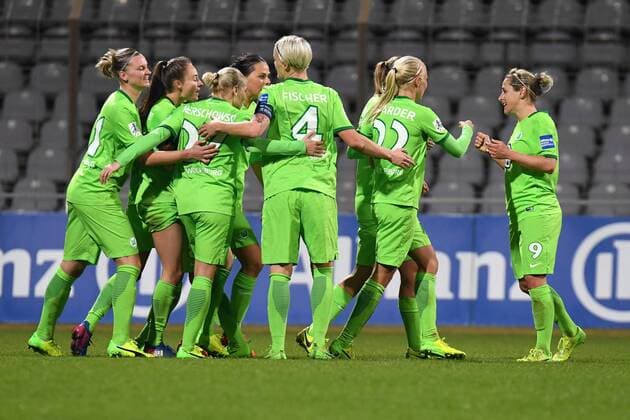 Wolfsburger Spielerinnen mit Torjubel, Jubel, Torjubel, Torerfolg, celebrate the goal, goal, celebration, Jubel ueber das Tor zum 0:1 durch Tessa Wullaert (Wolfsburg, 10) (2.v.li.), optimistisch, Action, Aktion, Fussball, DFB-Pokal der Frauen, Viertelfinale, FC Bayern München - VfL Wolfsburg, xslx