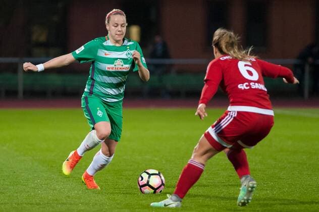 v.li.: Pia-Sophie Wolter (SV Werder Bremen, 10) im Zweikampf mit Silvana Chojnowski (SC Sand, 6), Fussball, DFB-Pokal der Frauen, SV Werder Bremen - SC Sand, xobx