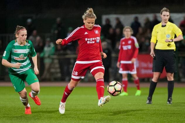 v.li.: Cindy König (Konig, Koenig, SV Werder Bremen, 11), Dominika Skorvankova (SC Sand, 18) am Ball, Fussball, DFB-Pokal der Frauen, SV Werder Bremen - SC Sand, xobx